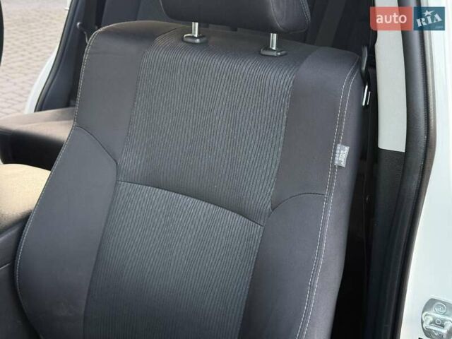 Белый Тойота Ленд Крузер Прадо, объемом двигателя 2.76 л и пробегом 37 тыс. км за 49900 $, фото 103 на Automoto.ua