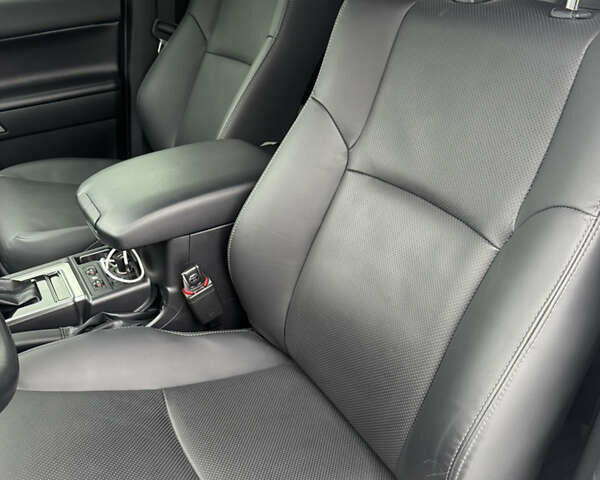 Белый Тойота Ленд Крузер Прадо, объемом двигателя 3.96 л и пробегом 28 тыс. км за 54500 $, фото 1 на Automoto.ua