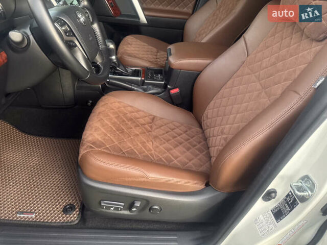 Белый Тойота Ленд Крузер Прадо, объемом двигателя 2.76 л и пробегом 28 тыс. км за 55500 $, фото 59 на Automoto.ua