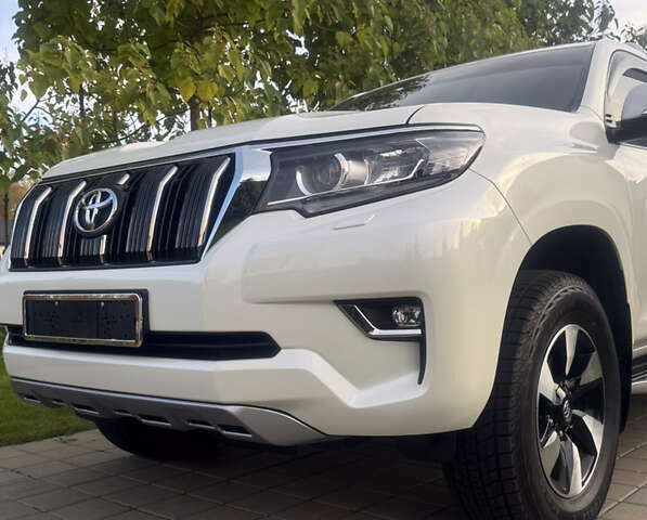 Белый Тойота Ленд Крузер Прадо, объемом двигателя 2.76 л и пробегом 28 тыс. км за 55500 $, фото 3 на Automoto.ua