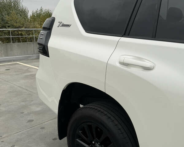 Белый Тойота Ленд Крузер Прадо, объемом двигателя 3.96 л и пробегом 28 тыс. км за 54500 $, фото 8 на Automoto.ua