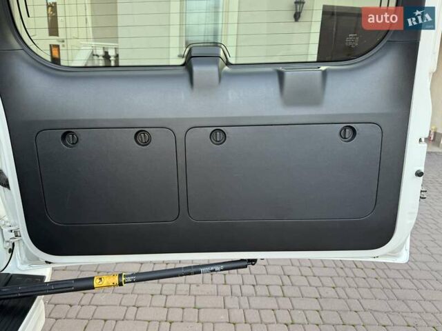 Белый Тойота Ленд Крузер Прадо, объемом двигателя 2.76 л и пробегом 37 тыс. км за 49900 $, фото 23 на Automoto.ua