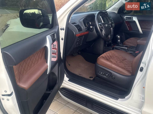 Белый Тойота Ленд Крузер Прадо, объемом двигателя 2.76 л и пробегом 28 тыс. км за 55500 $, фото 45 на Automoto.ua