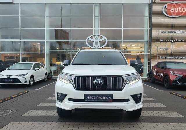 Белый Тойота Ленд Крузер Прадо, объемом двигателя 3.96 л и пробегом 39 тыс. км за 61819 $, фото 4 на Automoto.ua