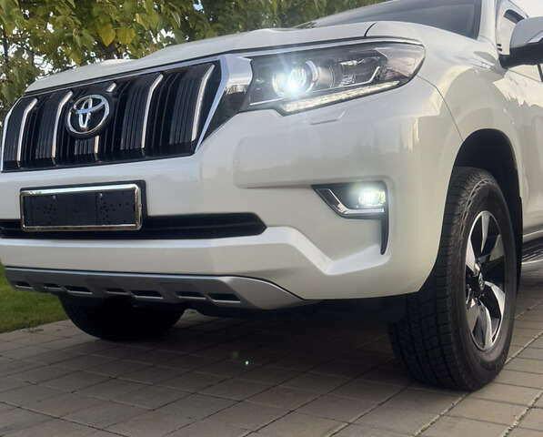 Белый Тойота Ленд Крузер Прадо, объемом двигателя 2.76 л и пробегом 28 тыс. км за 55500 $, фото 9 на Automoto.ua