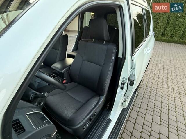 Белый Тойота Ленд Крузер Прадо, объемом двигателя 2.76 л и пробегом 37 тыс. км за 49900 $, фото 104 на Automoto.ua