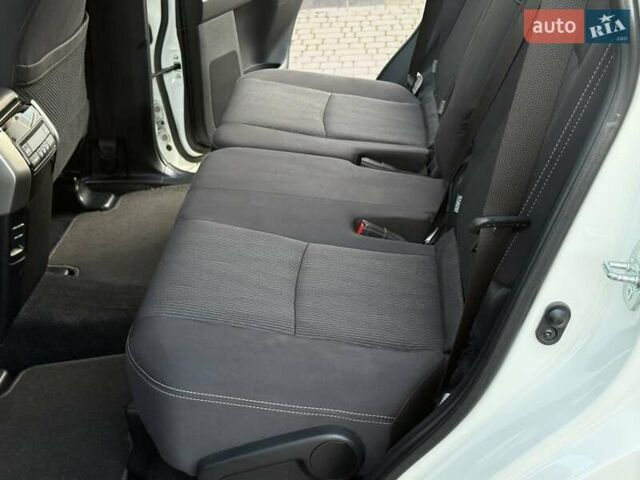 Белый Тойота Ленд Крузер Прадо, объемом двигателя 2.76 л и пробегом 37 тыс. км за 49900 $, фото 2 на Automoto.ua