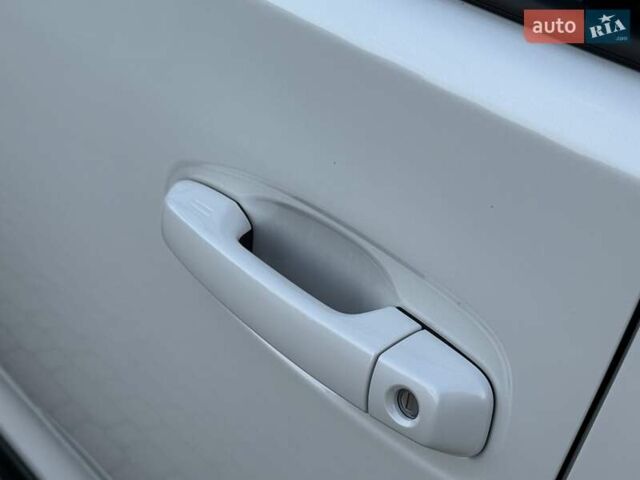 Белый Тойота Ленд Крузер Прадо, объемом двигателя 2.76 л и пробегом 37 тыс. км за 49900 $, фото 36 на Automoto.ua