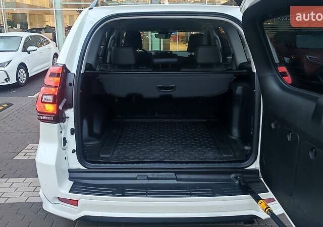 Белый Тойота Ленд Крузер Прадо, объемом двигателя 3.96 л и пробегом 39 тыс. км за 61819 $, фото 9 на Automoto.ua