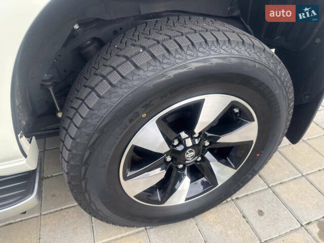 Белый Тойота Ленд Крузер Прадо, объемом двигателя 2.76 л и пробегом 28 тыс. км за 55500 $, фото 43 на Automoto.ua