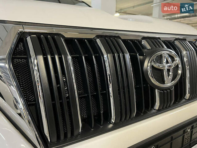 Белый Тойота Ленд Крузер Прадо, объемом двигателя 2.76 л и пробегом 33 тыс. км за 54000 $, фото 5 на Automoto.ua