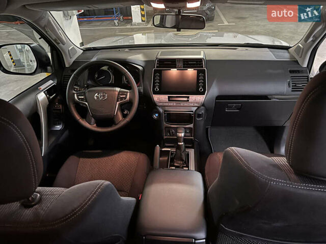 Белый Тойота Ленд Крузер Прадо, объемом двигателя 2.76 л и пробегом 33 тыс. км за 54000 $, фото 6 на Automoto.ua