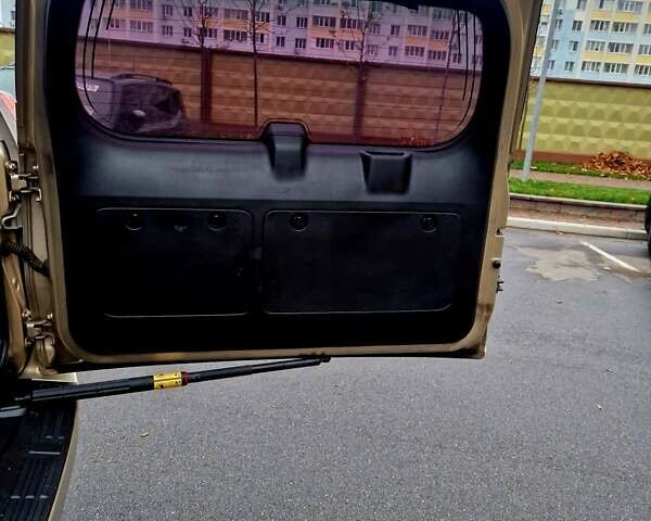 Бежевый Тойота Ленд Крузер Прадо, объемом двигателя 3 л и пробегом 459 тыс. км за 21600 $, фото 5 на Automoto.ua