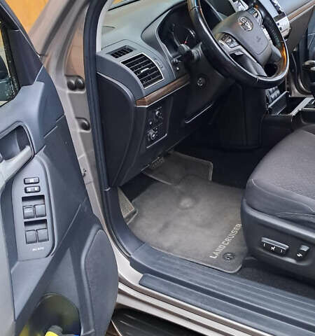 Бежевый Тойота Ленд Крузер Прадо, объемом двигателя 3.96 л и пробегом 40 тыс. км за 42000 $, фото 21 на Automoto.ua