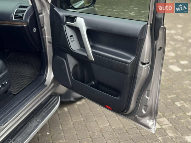 Бежевий Тойота Ленд Крузер Прадо, об'ємом двигуна 4 л та пробігом 40 тис. км за 51500 $, фото 17 на Automoto.ua