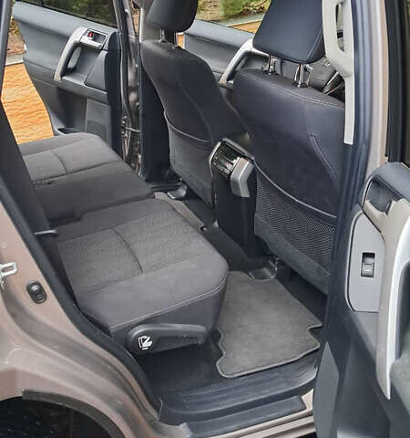 Бежевый Тойота Ленд Крузер Прадо, объемом двигателя 3.96 л и пробегом 40 тыс. км за 42000 $, фото 4 на Automoto.ua