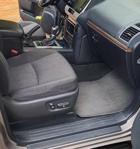 Бежевый Тойота Ленд Крузер Прадо, объемом двигателя 3.96 л и пробегом 40 тыс. км за 42000 $, фото 3 на Automoto.ua