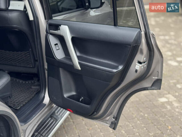 Бежевий Тойота Ленд Крузер Прадо, об'ємом двигуна 4 л та пробігом 40 тис. км за 51500 $, фото 20 на Automoto.ua