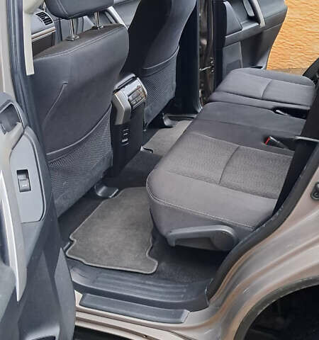 Бежевый Тойота Ленд Крузер Прадо, объемом двигателя 3.96 л и пробегом 40 тыс. км за 42000 $, фото 26 на Automoto.ua