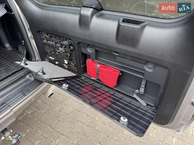 Бежевий Тойота Ленд Крузер Прадо, об'ємом двигуна 4 л та пробігом 40 тис. км за 51500 $, фото 43 на Automoto.ua