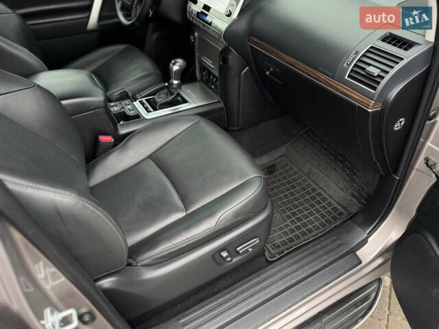 Бежевий Тойота Ленд Крузер Прадо, об'ємом двигуна 4 л та пробігом 40 тис. км за 51500 $, фото 18 на Automoto.ua