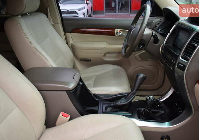 Черный Тойота Ленд Крузер Прадо, объемом двигателя 4 л и пробегом 231 тыс. км за 13900 $, фото 5 на Automoto.ua