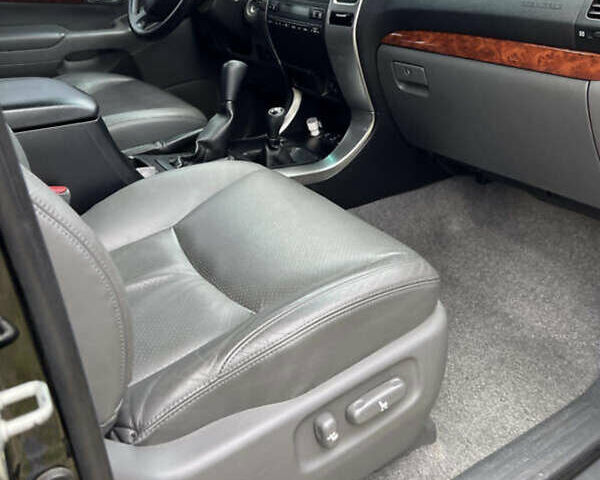 Черный Тойота Ленд Крузер Прадо, объемом двигателя 4 л и пробегом 65 тыс. км за 24999 $, фото 28 на Automoto.ua