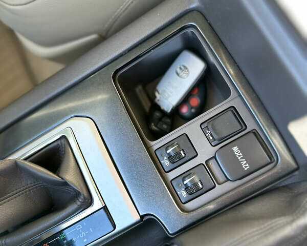 Черный Тойота Ленд Крузер Прадо, объемом двигателя 4 л и пробегом 110 тыс. км за 31900 $, фото 33 на Automoto.ua