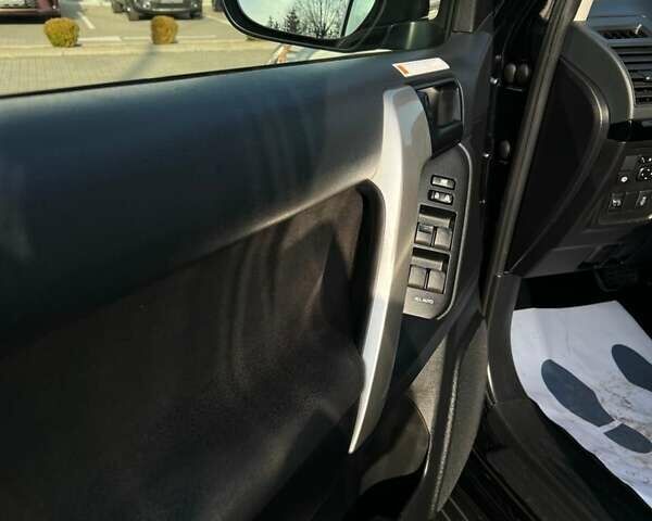 Черный Тойота Ленд Крузер Прадо, объемом двигателя 2.8 л и пробегом 143 тыс. км за 34500 $, фото 5 на Automoto.ua