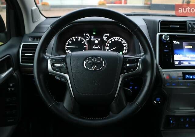 Черный Тойота Ленд Крузер Прадо, объемом двигателя 4 л и пробегом 164 тыс. км за 37768 $, фото 8 на Automoto.ua