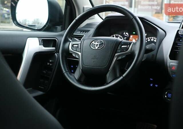 Черный Тойота Ленд Крузер Прадо, объемом двигателя 4 л и пробегом 164 тыс. км за 37768 $, фото 18 на Automoto.ua