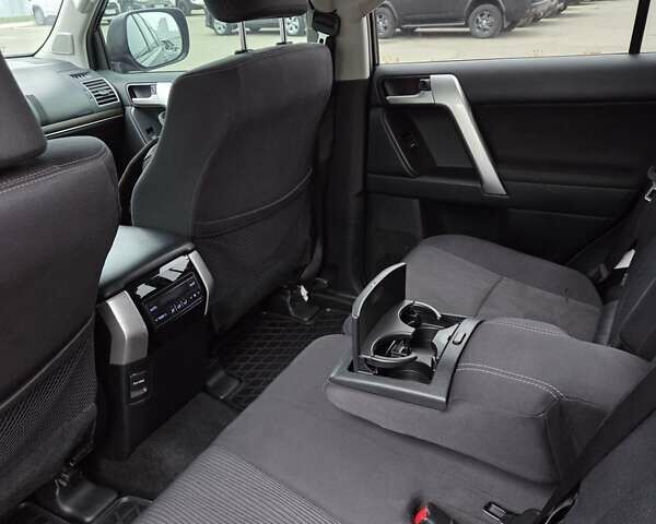 Черный Тойота Ленд Крузер Прадо, объемом двигателя 3.96 л и пробегом 130 тыс. км за 40000 $, фото 12 на Automoto.ua