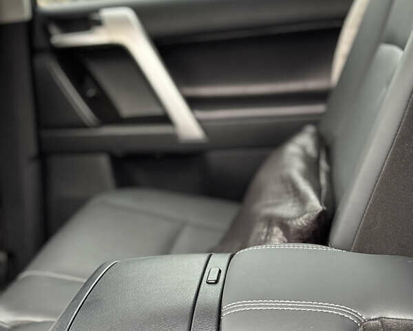 Черный Тойота Ленд Крузер Прадо, объемом двигателя 2.8 л и пробегом 33 тыс. км за 58000 $, фото 13 на Automoto.ua