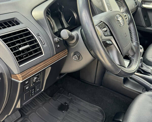 Чорний Тойота Ленд Крузер Прадо, об'ємом двигуна 2.76 л та пробігом 146 тис. км за 49300 $, фото 25 на Automoto.ua