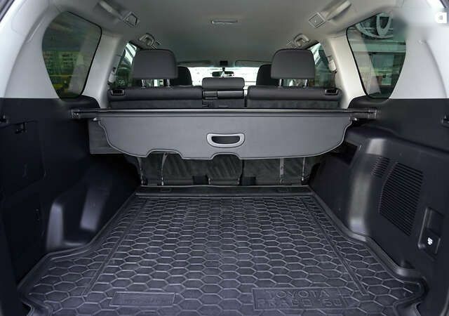 Тойота Ленд Крузер Прадо, объемом двигателя 0 л и пробегом 114 тыс. км за 33667 $, фото 9 на Automoto.ua