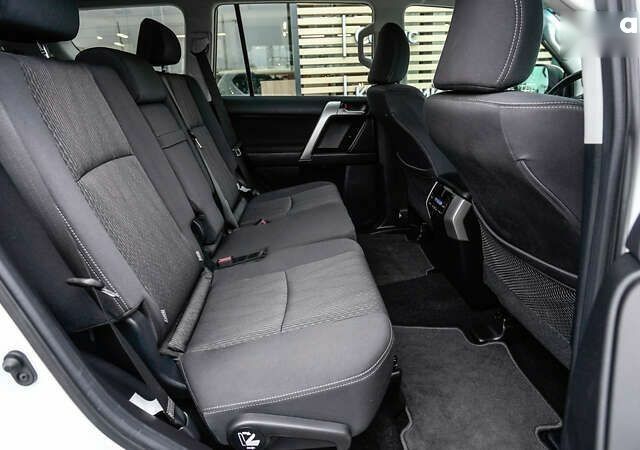 Тойота Ленд Крузер Прадо, об'ємом двигуна 0 л та пробігом 28 тис. км за 40777 $, фото 6 на Automoto.ua