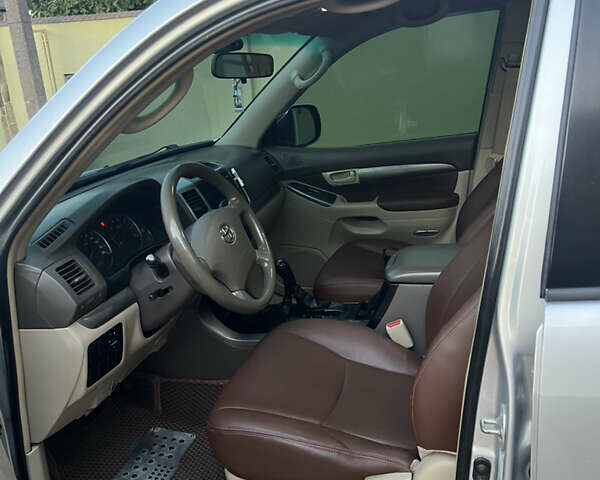 Серый Тойота Ленд Крузер Прадо, объемом двигателя 2.7 л и пробегом 275 тыс. км за 11999 $, фото 10 на Automoto.ua