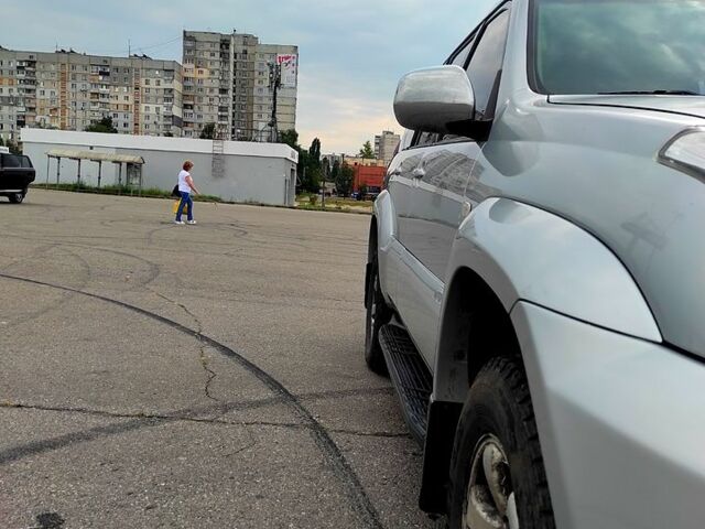 Серый Тойота Ленд Крузер Прадо, объемом двигателя 4 л и пробегом 275 тыс. км за 13000 $, фото 2 на Automoto.ua