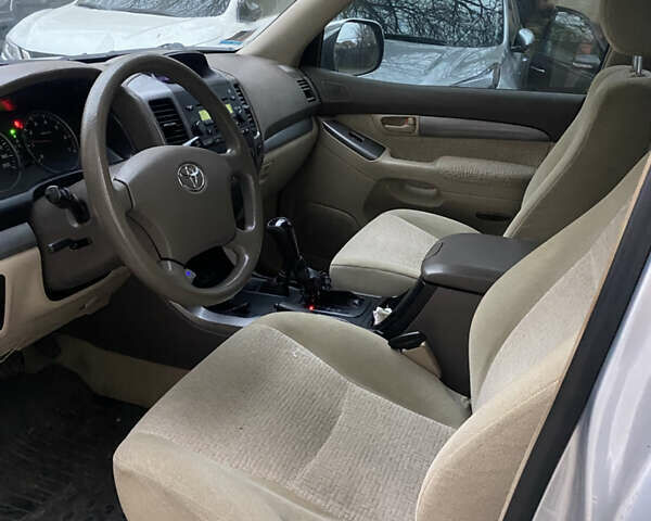 Сірий Тойота Ленд Крузер Прадо, об'ємом двигуна 2.7 л та пробігом 111 тис. км за 10650 $, фото 2 на Automoto.ua