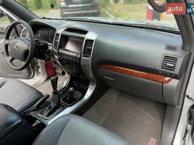 Сірий Тойота Ленд Крузер Прадо, об'ємом двигуна 4 л та пробігом 344 тис. км за 12000 $, фото 47 на Automoto.ua