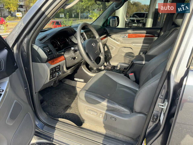 Сірий Тойота Ленд Крузер Прадо, об'ємом двигуна 3.96 л та пробігом 250 тис. км за 14300 $, фото 9 на Automoto.ua