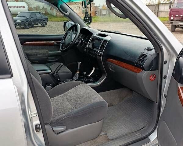 Сірий Тойота Ленд Крузер Прадо, об'ємом двигуна 2.7 л та пробігом 300 тис. км за 10000 $, фото 9 на Automoto.ua