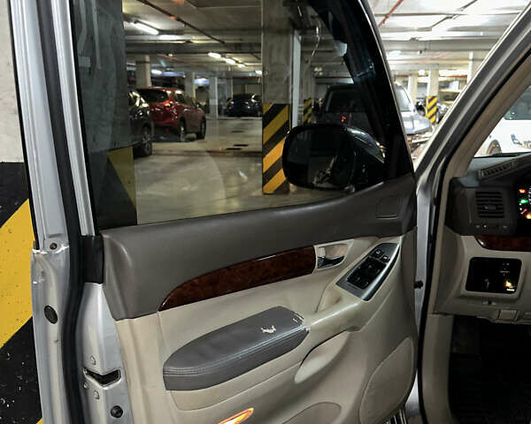 Серый Тойота Ленд Крузер Прадо, объемом двигателя 3.96 л и пробегом 250 тыс. км за 14000 $, фото 16 на Automoto.ua