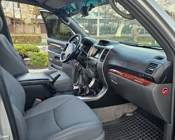 Серый Тойота Ленд Крузер Прадо, объемом двигателя 3 л и пробегом 286 тыс. км за 16000 $, фото 13 на Automoto.ua