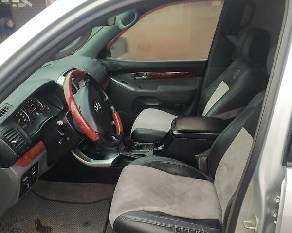 Серый Тойота Ленд Крузер Прадо, объемом двигателя 4 л и пробегом 235 тыс. км за 14000 $, фото 2 на Automoto.ua