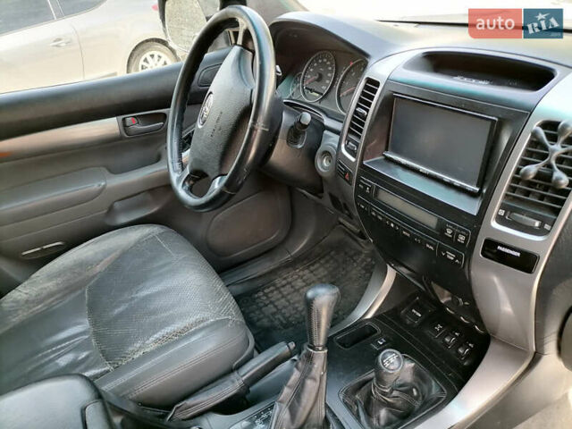 Серый Тойота Ленд Крузер Прадо, объемом двигателя 4 л и пробегом 283 тыс. км за 11500 $, фото 32 на Automoto.ua