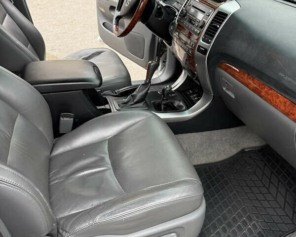 Серый Тойота Ленд Крузер Прадо, объемом двигателя 3.96 л и пробегом 147 тыс. км за 20500 $, фото 12 на Automoto.ua