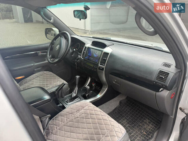 Серый Тойота Ленд Крузер Прадо, объемом двигателя 4 л и пробегом 175 тыс. км за 15200 $, фото 8 на Automoto.ua