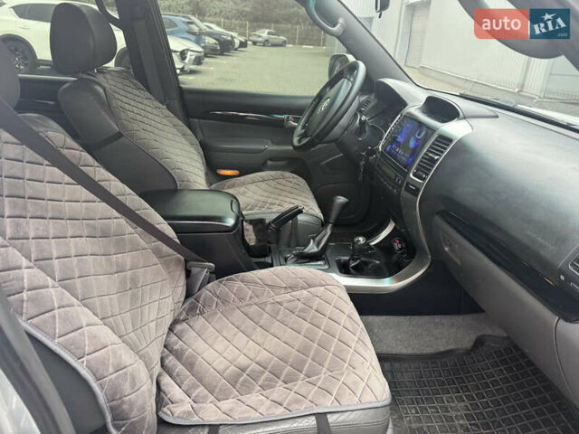 Серый Тойота Ленд Крузер Прадо, объемом двигателя 4 л и пробегом 175 тыс. км за 15200 $, фото 7 на Automoto.ua