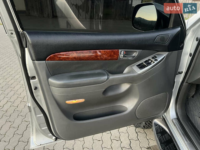 Серый Тойота Ленд Крузер Прадо, объемом двигателя 4 л и пробегом 320 тыс. км за 23000 $, фото 29 на Automoto.ua